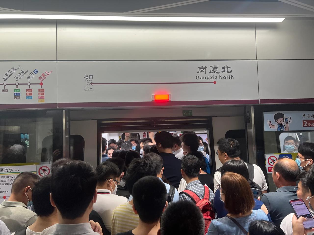 地铁永远是深圳打工人的首选出行，而岗厦北是最拥挤的站点之一。