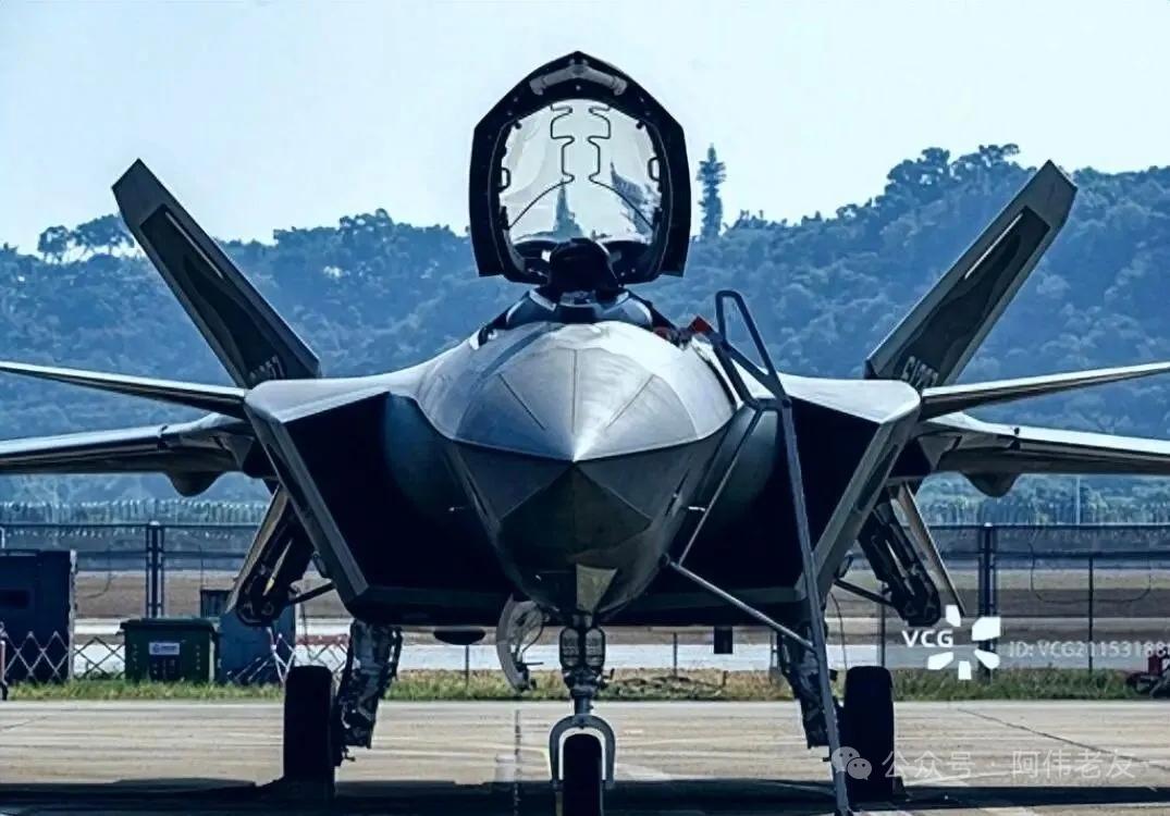 5月16日，社交媒体公布了一组歼一20与暗箭无人机编队飞行照片，外国军方高度关注