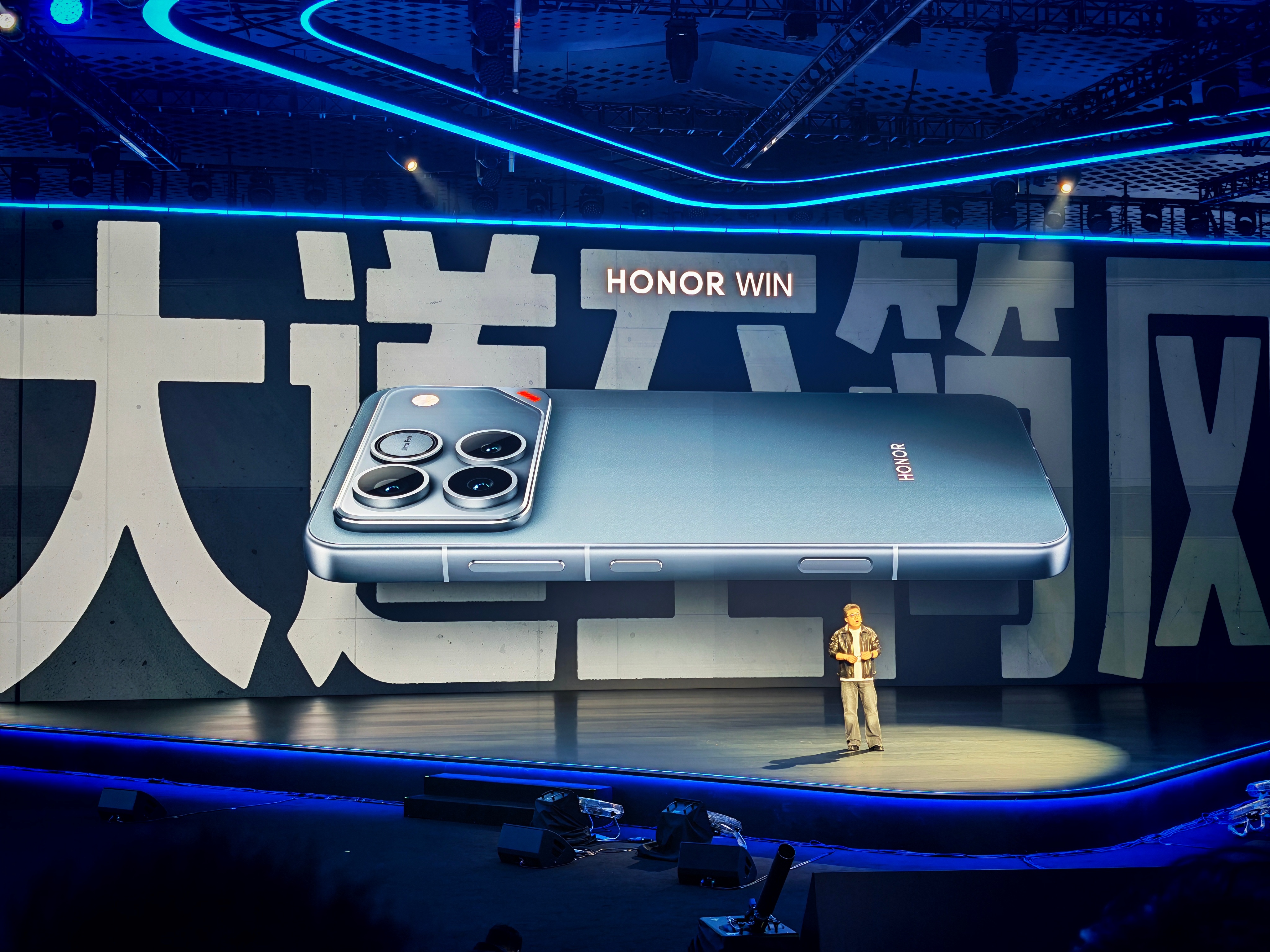 荣耀WIN为啥如此设计我们来看看狡辩，大道至简的同时又内含乾坤，镜头设计的盖板下