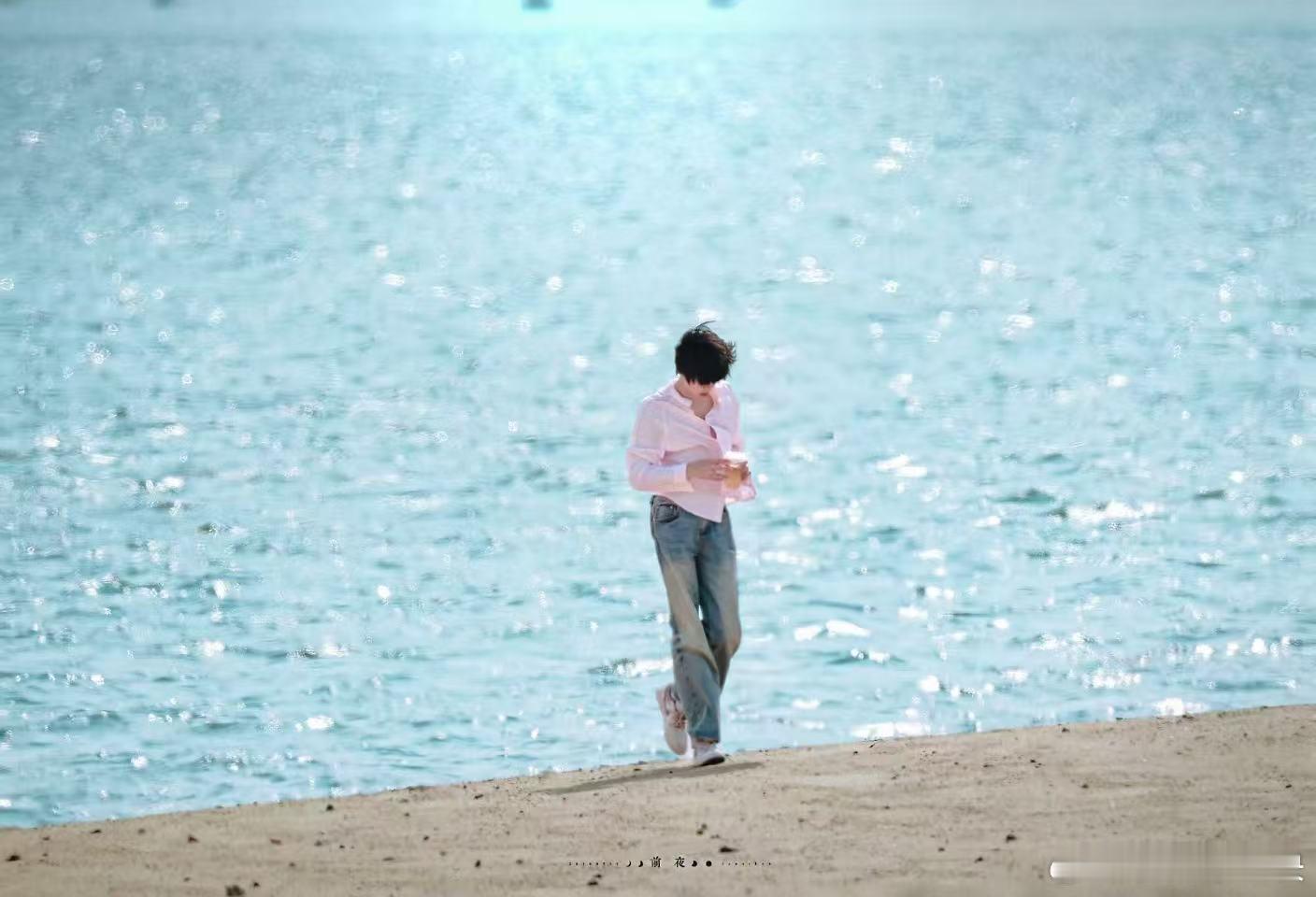 陈奕恒夏日海边氛围感 海风、沙滩、少年，组合起来就是最美好的夏天，陈奕恒把林清源