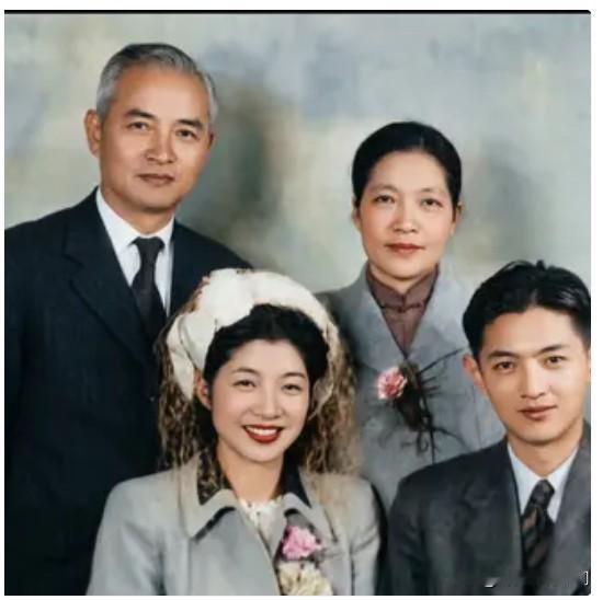 1949年，这是李四光夫妇与女儿李林、女婿邹承鲁的一张全家福合影。李林端庄秀丽，