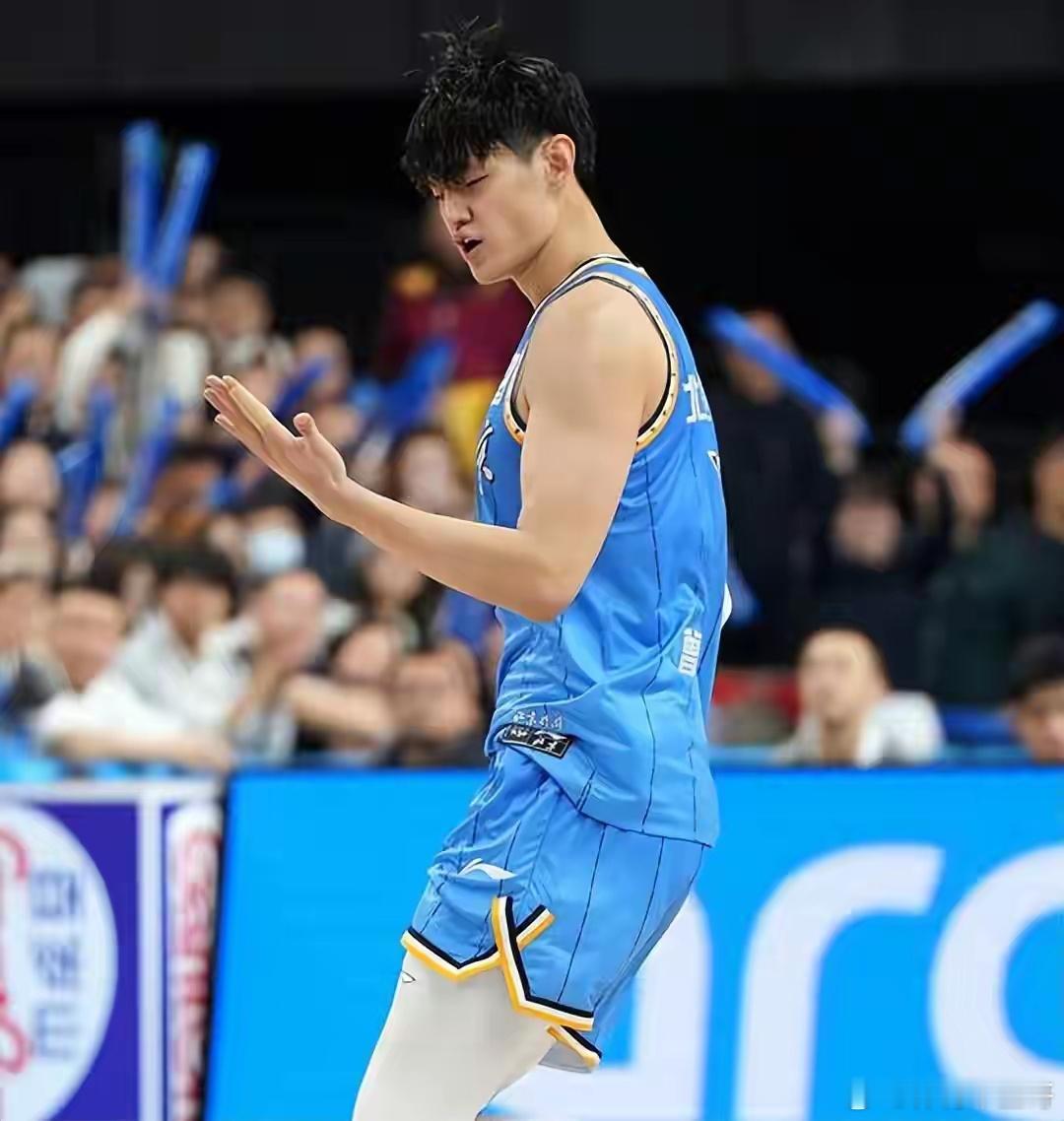 曾凡博回归cba首秀又不错，可为什么国家队就打不出来呢？昨天徐杰伤退，北京暴虐广