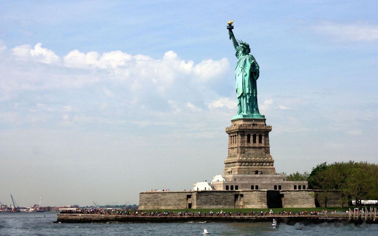 萝莉岛爱波斯坦案再一次解答了一个许多中国人的疑问：为什么有钱人爱去美国。

网上