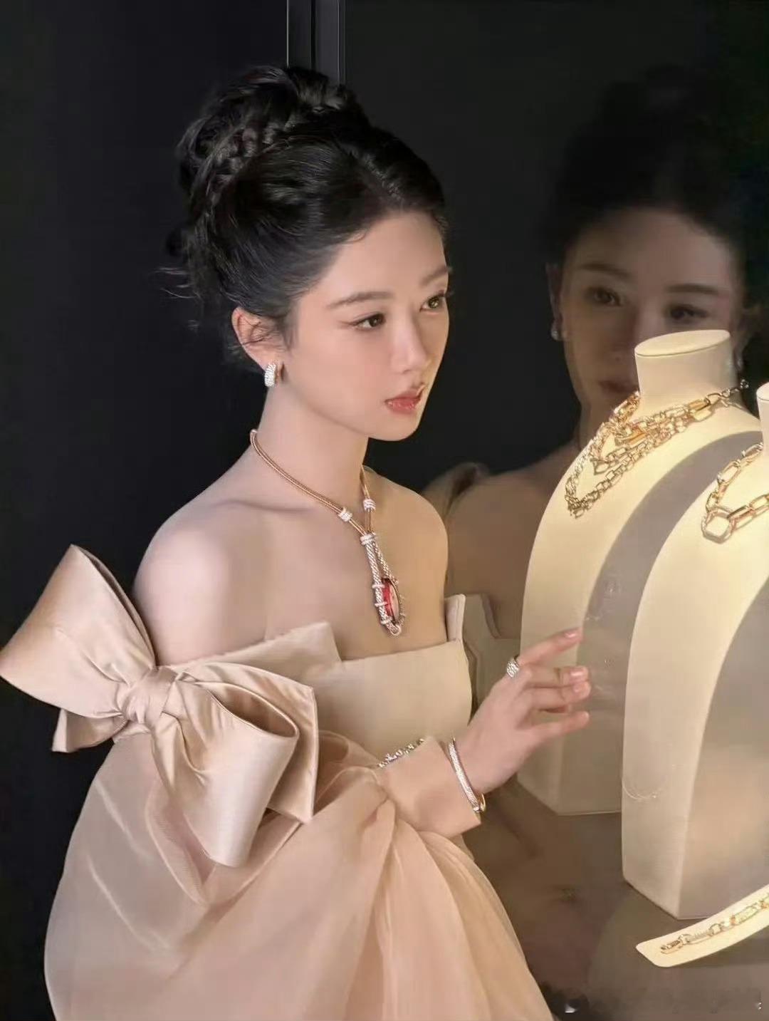 杨紫杨紫蝴蝶结泡泡袖高定杨紫 简约盘发就把杨紫美凸显出来，大蝴蝶结泡泡袖太有仪式