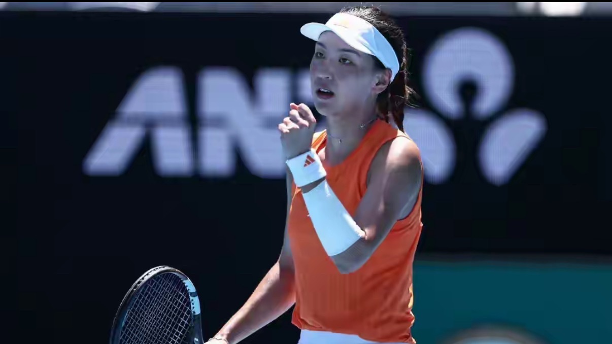 2026年澳网女单第三轮中，王欣瑜以7-5、6-4直落两盘击败13号种子诺斯科娃