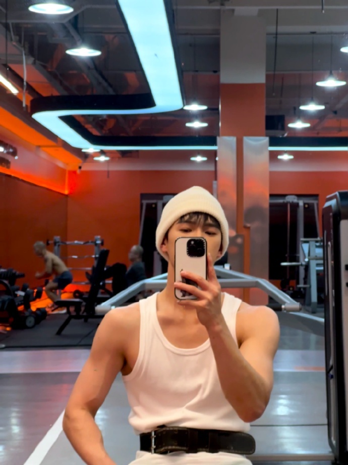 李昀锐 少年感的爹 到底是谁说李昀锐是少年感的爹呀，这李昀锐可泰甜啦[憧憬]，小