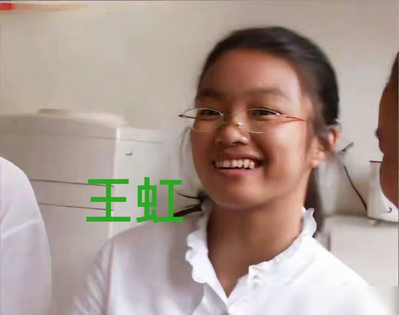 2007年7月，16岁的王虹拿到北大地球物理系录取书，开心地笑起来。

现在回头