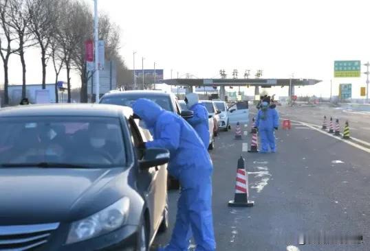 冬日生活打卡季冬天不是休息的季节，而是挑战自我的时刻！穿上厚厚的羽绒服，戴上手套