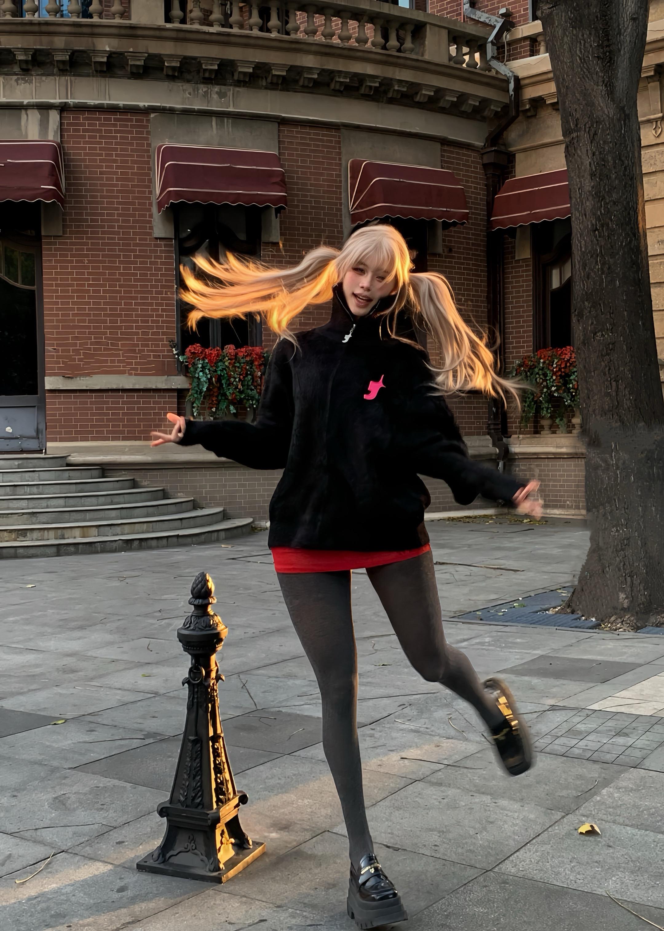 她一定比我成熟