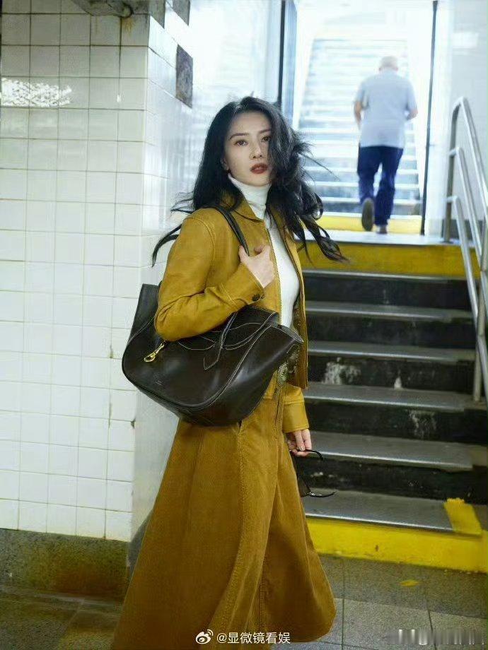 高圆圆丢了无数副蓝牙耳机原来明星也会丢耳机！高圆圆丢好多副蓝牙耳机，无奈改用有线