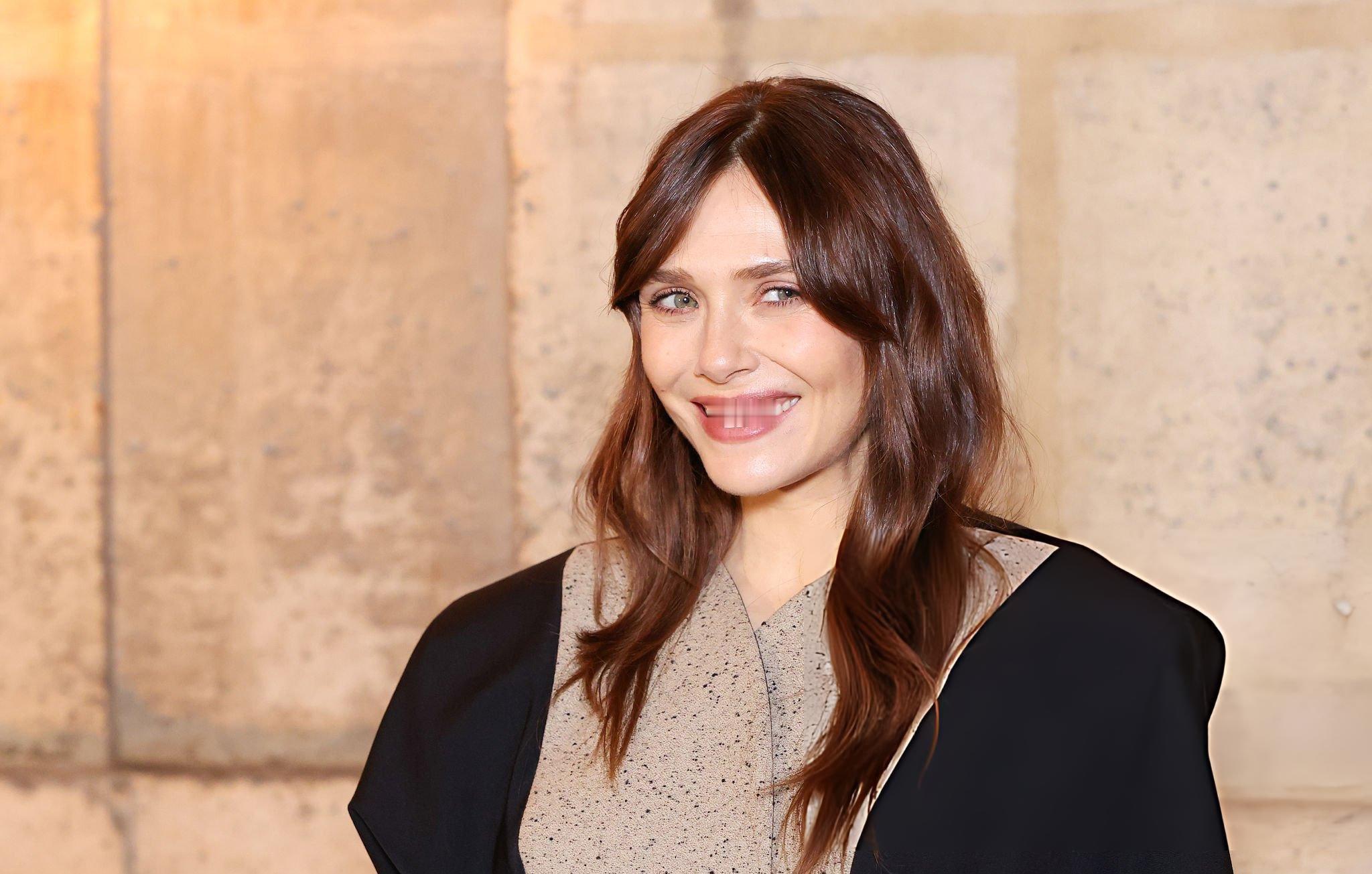 戴安·克鲁格与伊丽莎白·奥尔森近日在巴黎时装周上的留影