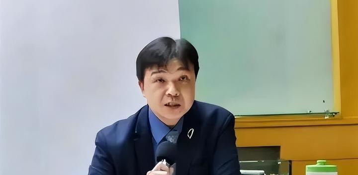 有句老话说得好，打铁还需自身硬。梁文杰多年旧事被黄国昌一记回马枪掀开，自己屁股不