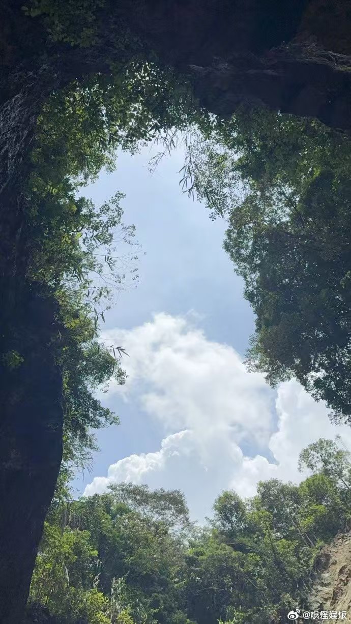 张晚意晒新剧杀青照张晚意但愿人长久杀青照 张晚意新剧顺利杀青，手捧鲜花和角色孙竟
