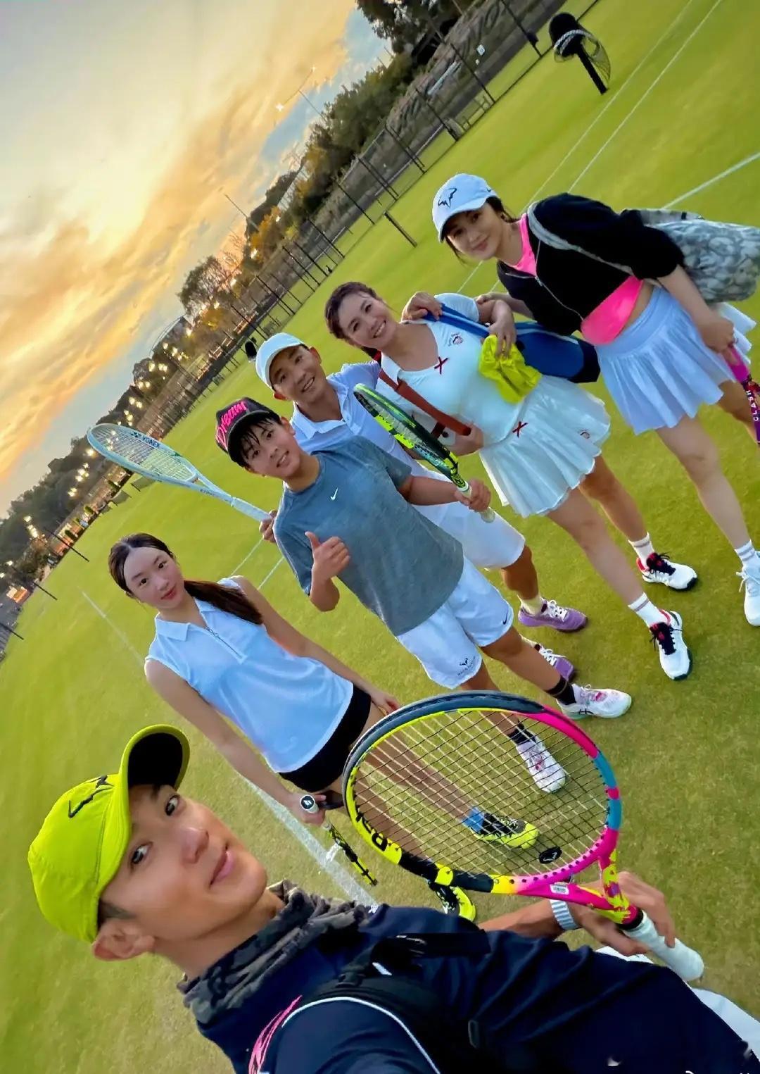 吴尊、刘畊宏五一约打球，吴尊女儿出镜好大只，与老婆亲吻好幸福！ 
