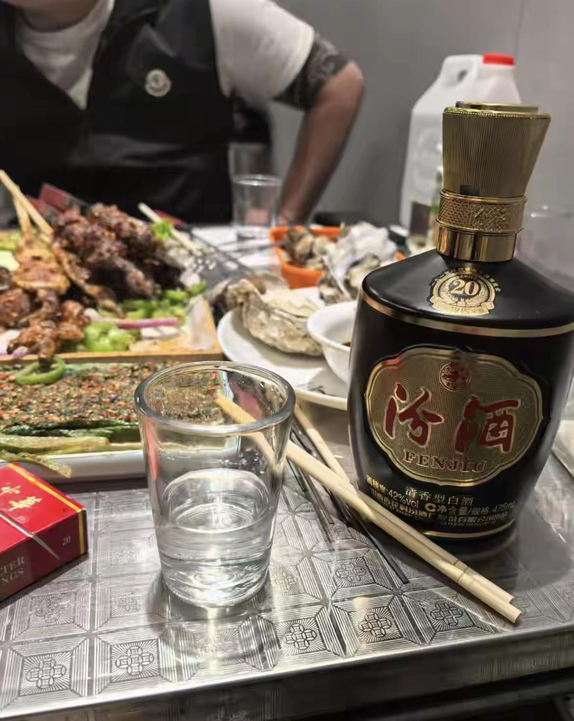 右边这酒顶普通人多久的工资？