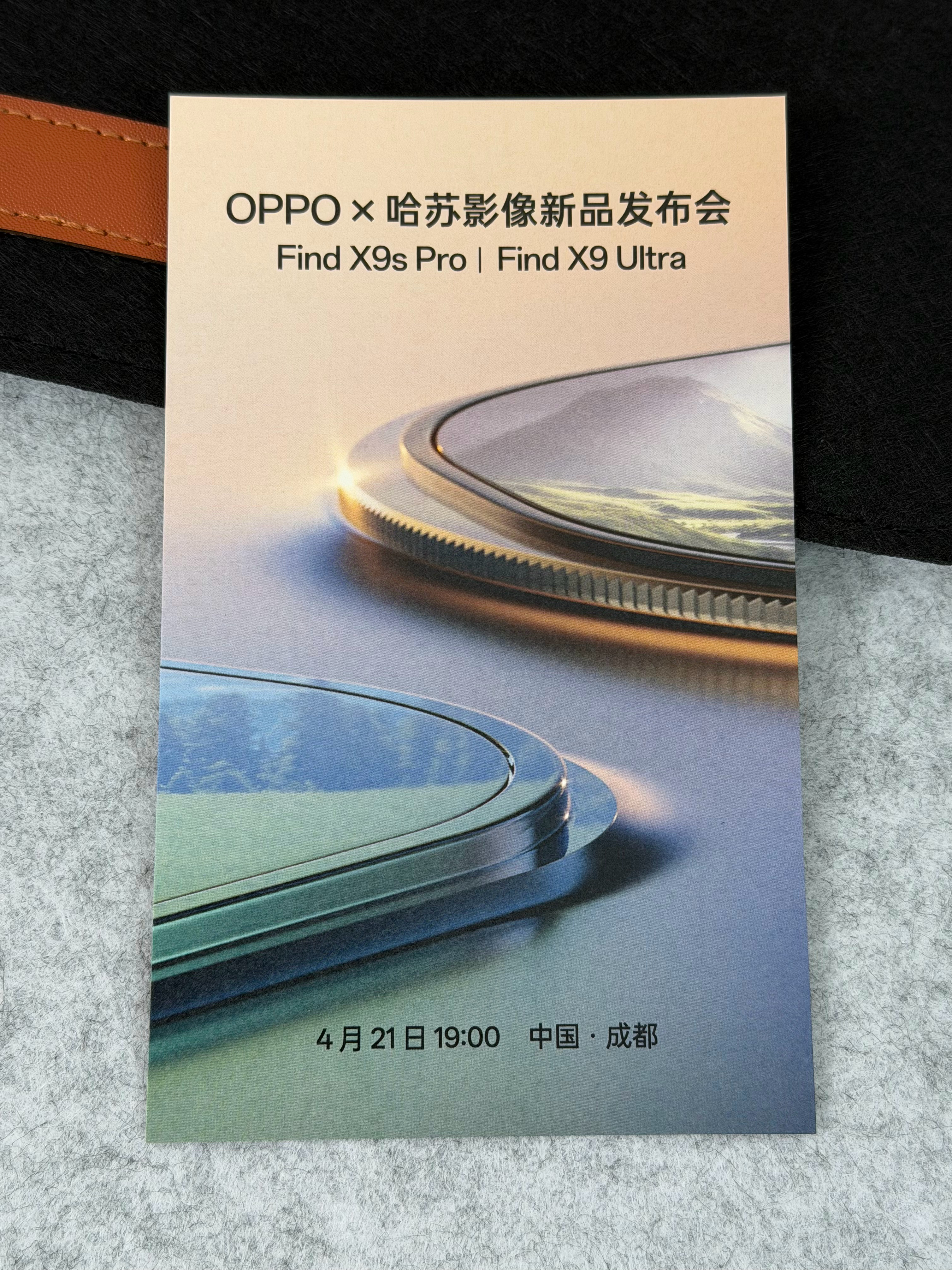 收到OPPO x 哈苏影像新品发布会的邀请函！是两段胶片，在观片器上拿10X放大