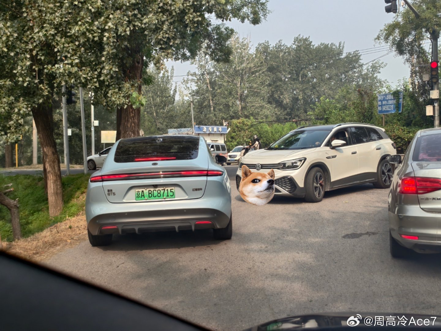 单车道就你有脑子是吧，尊贵的蔚来车主  ​​​