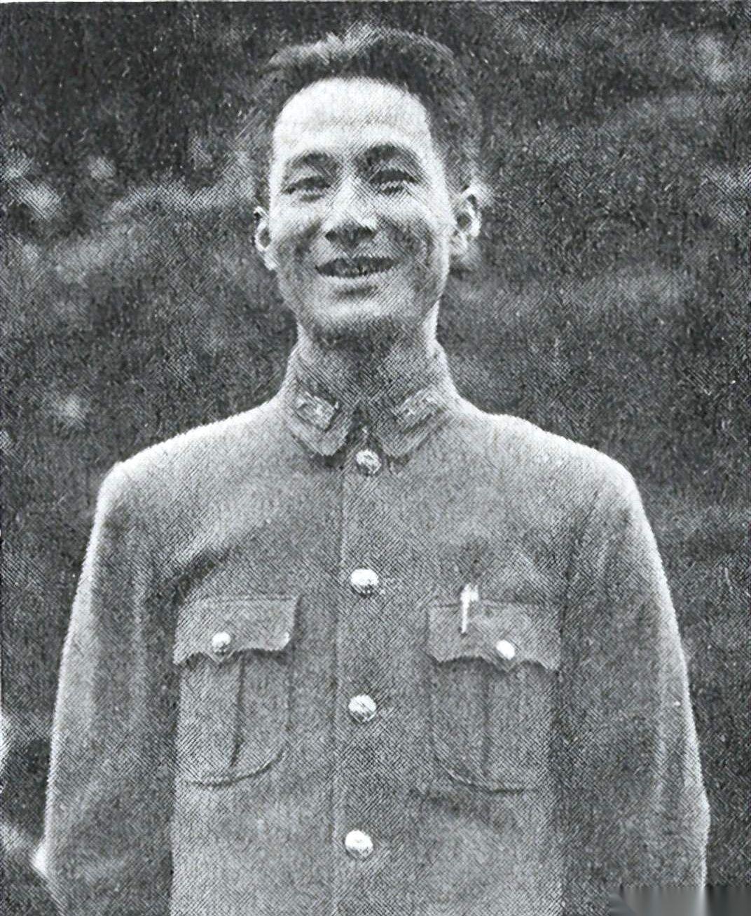 真的，有些事儿你不在现场，根本体会不到那种荒诞感。
二十一年前，他是营长，我是他