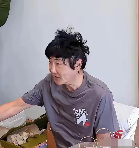 这形象真的是颠覆了我们以往对他的认知呀！怎么差别这么大呀？整体脸部看起来和以前完