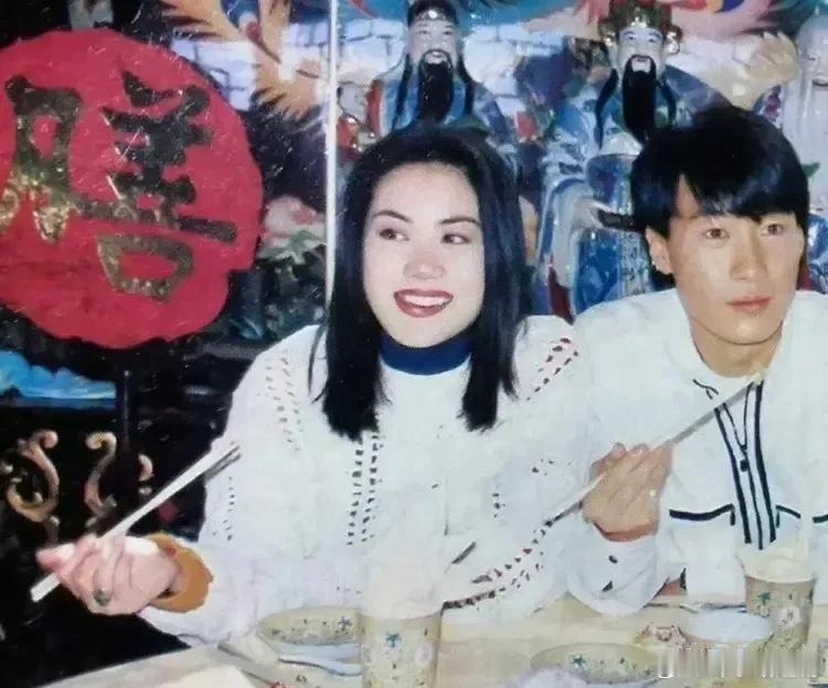 王菲与黎明早期旧合照，王菲完全不像，是不是忘了修图了！ ​​​
