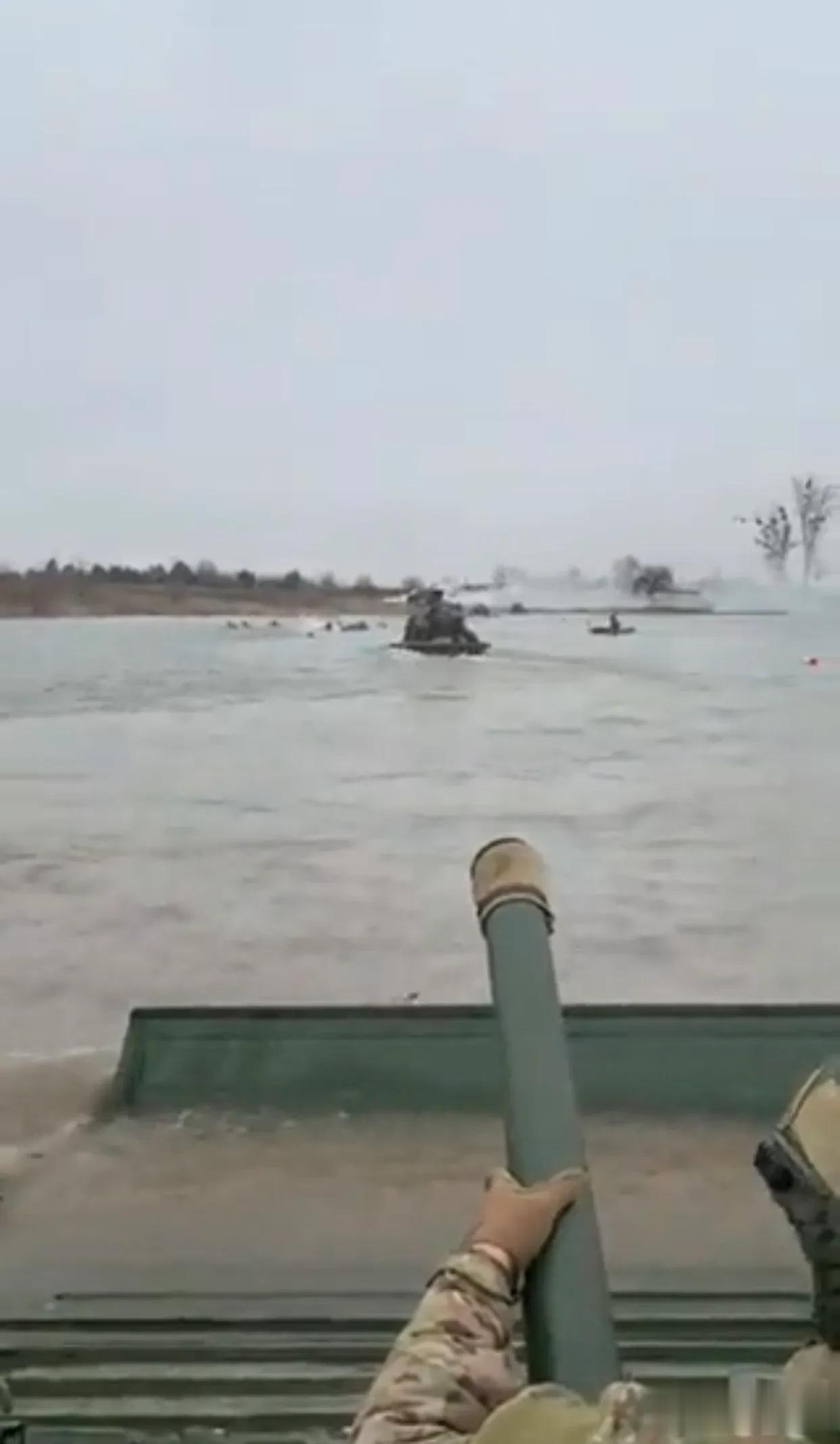 乌克兰士兵正在驾驶 BMP 步兵战车穿越河道，准备进行攻击。