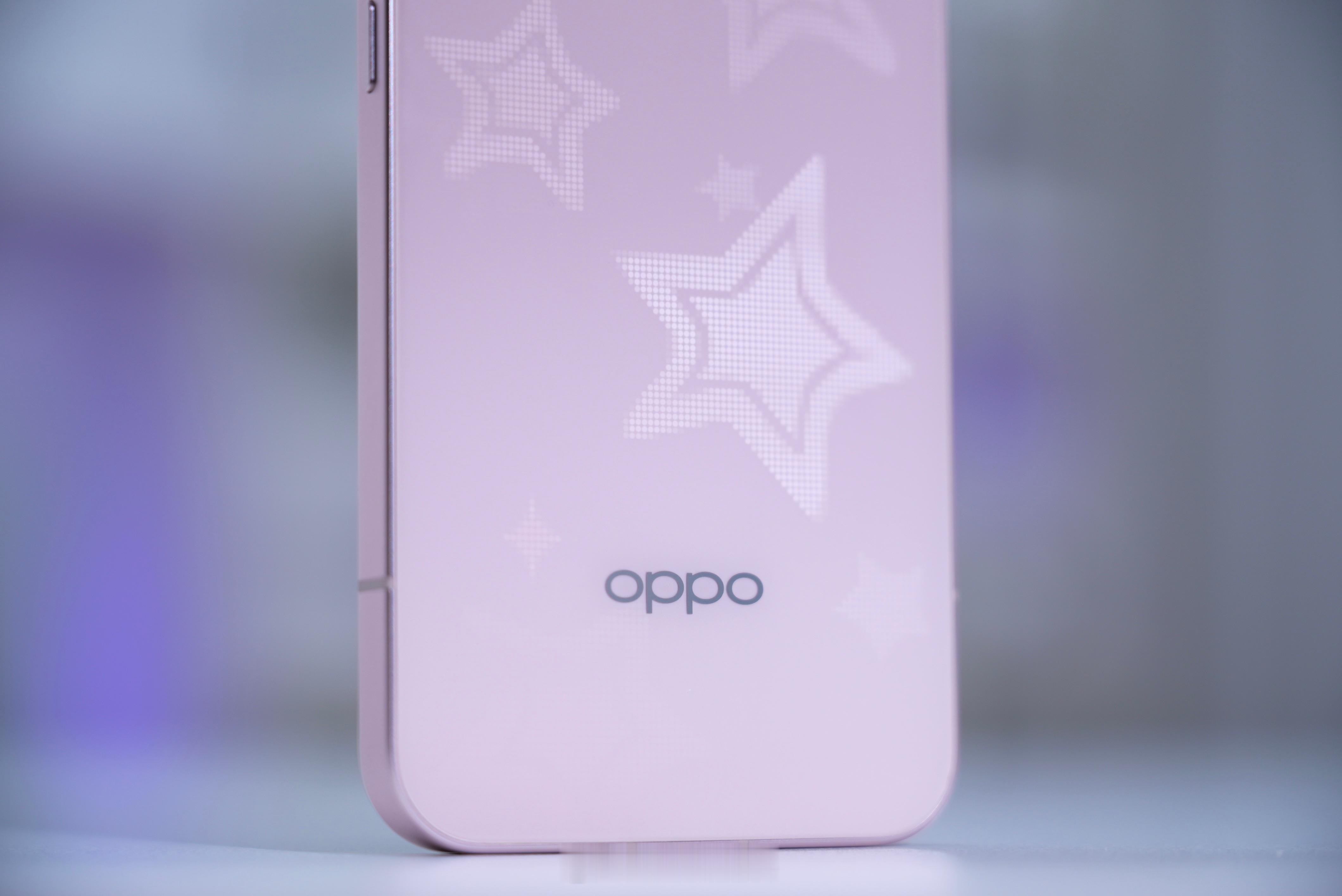 年底OPPO Reno15居然出了一个『星星粉』新配色，浅粉色后盖+星闪光栅后盖