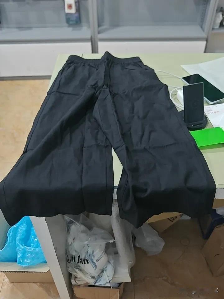 网友寄手机和平板给我来代卖，顺便给我寄了一条七分裤。刚才网友问我，可以穿吗？ 我