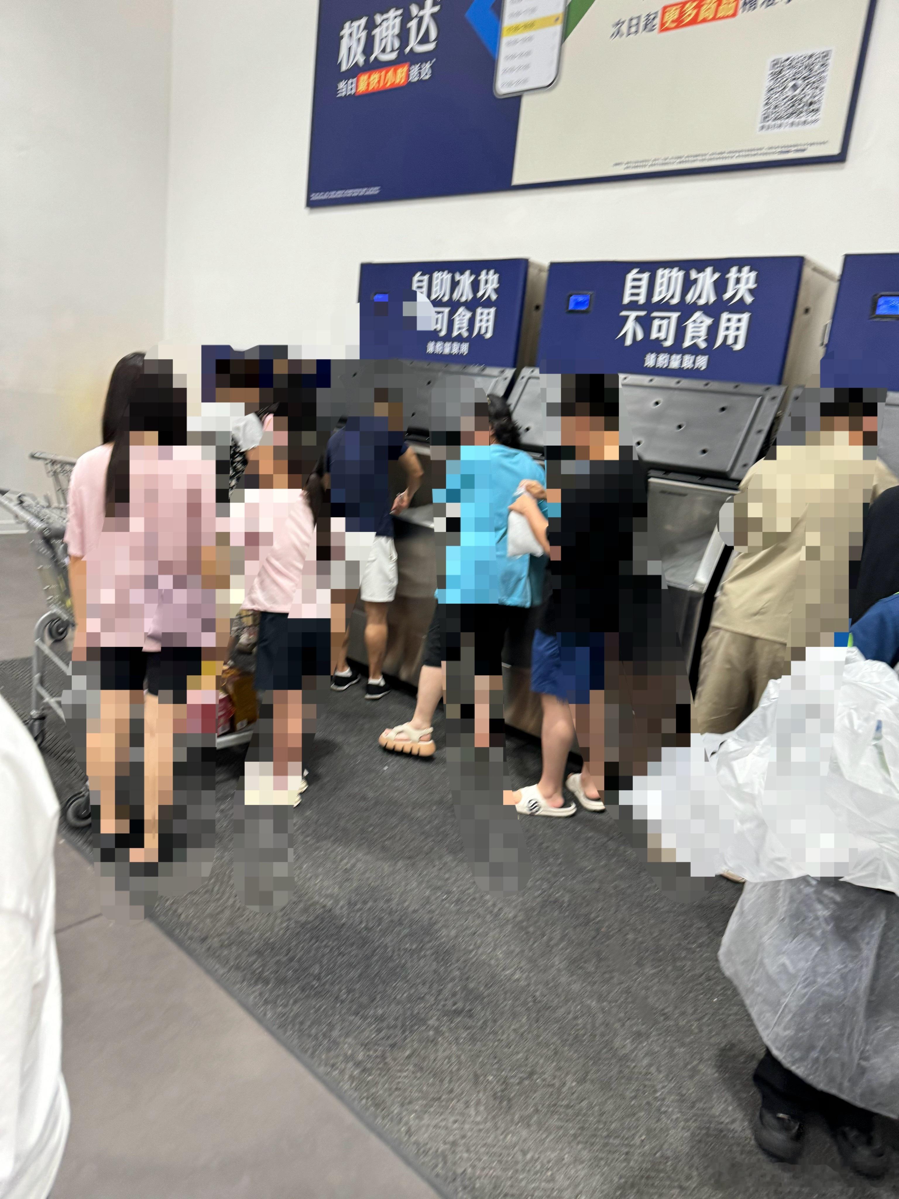 山姆买东西出来去弄点冰，旁边一上海老太太嫌配的袋子太小，试图去拿/抢/偷/借旁边