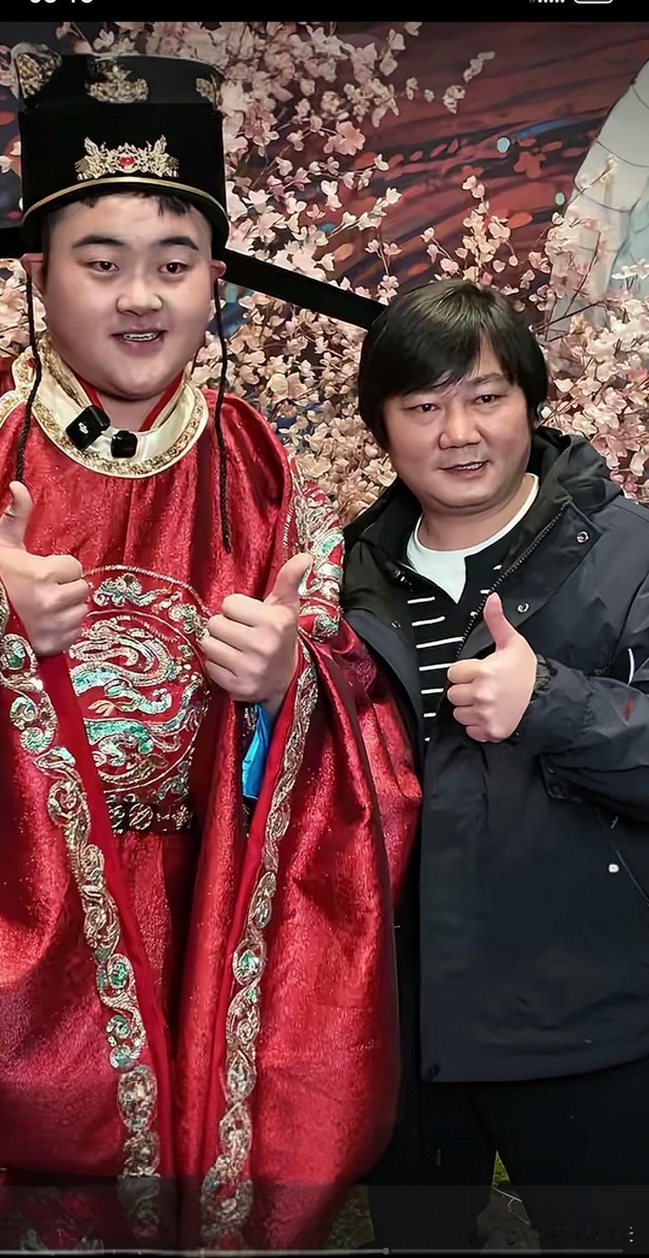 有情有义！张雪现身山火英雄龙麻子婚礼，赠81号机车致敬
      重庆山火英雄