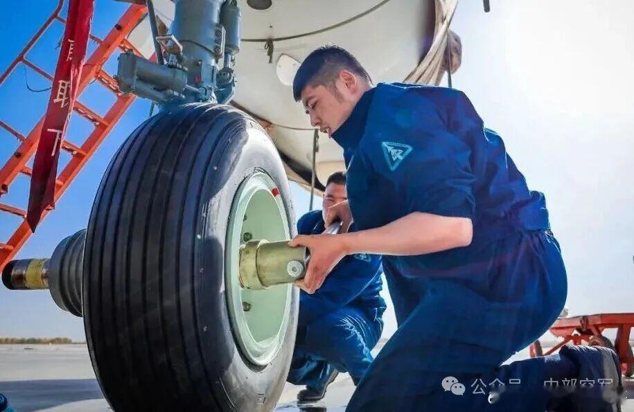 他们，是托举战鹰高飞远航的“铁翼神医” 