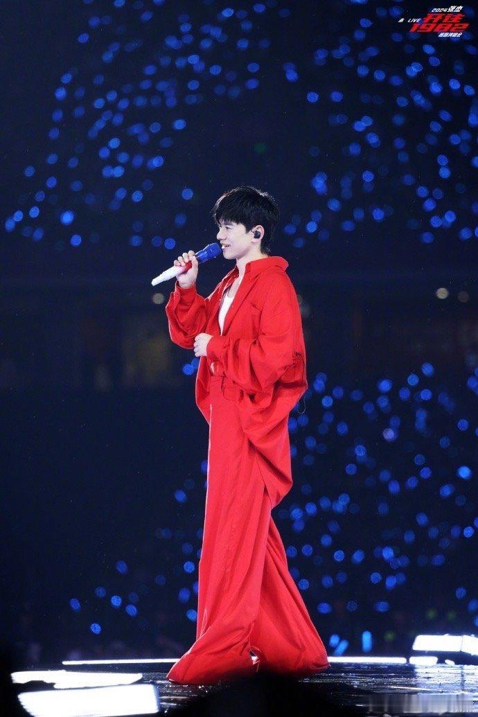 #张杰演唱会大屏上的一家三口#也许在某种程度上，演唱会大屏上的一家三口出现的时候