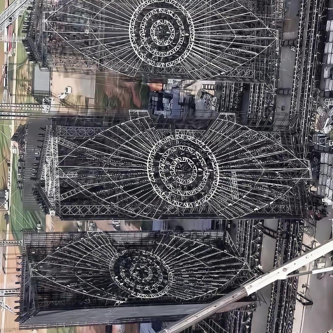 临拆的“天眼”舞台：华晨宇这场演唱会，到底踩了多少红线？
 
当抚仙湖畔那座高达