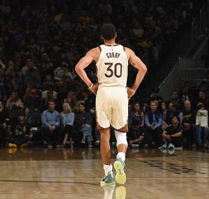 这是自2013年以来，库里首次在篮球比赛中穿着耐克球鞋出战。他今晚穿上了耐克Sa