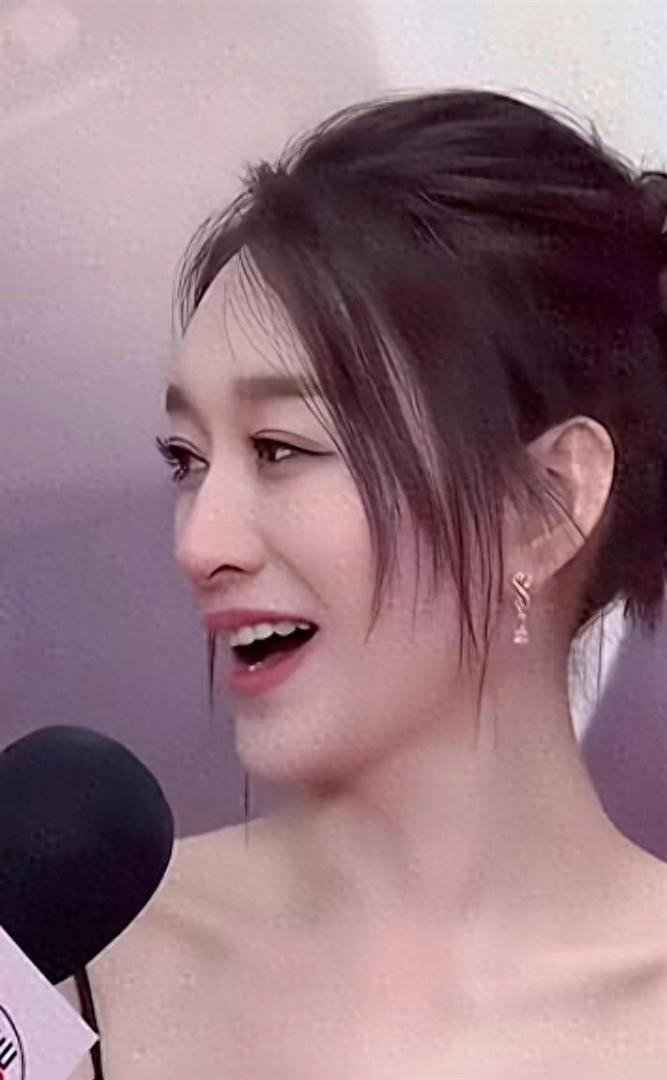 47岁的李小冉，在江苏街头拍戏时被路人用手机拍下了一段视频。 这段几乎没有滤镜的