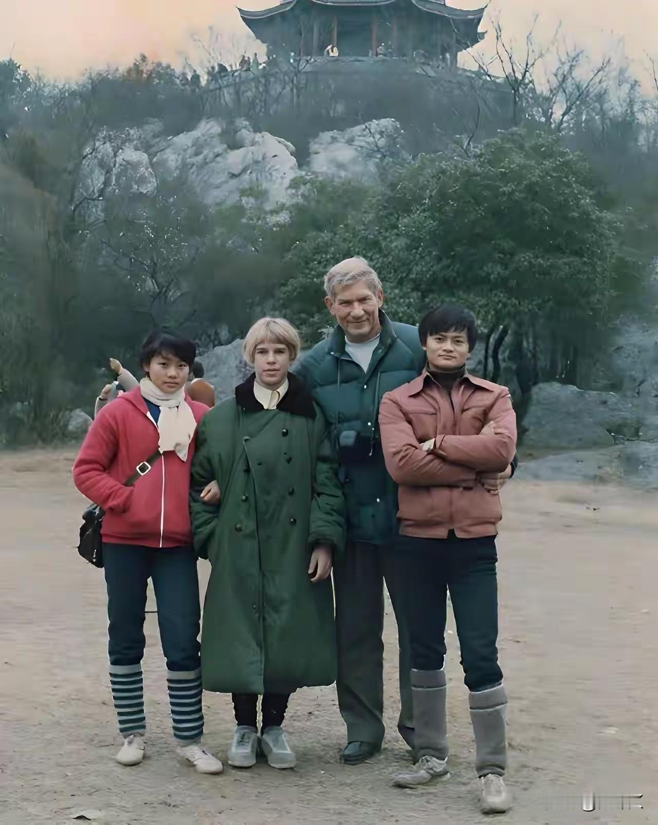 1985年，21岁的马云与妹妹、人生贵人肯·莫利及戴维·莫利在杭州的同框合影。彼