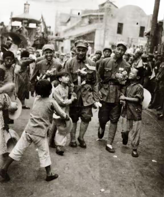 就在刚刚，
1940年的一天，军统特务头子岳烛远找到孙桐萱，气汹汹地说，你带的秘