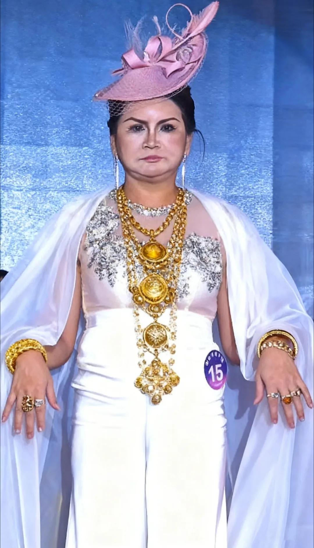 即便是太太组的冠军，全凭个人实力站在山顶之巅，一身霸气谁能比，傲视群雄气自闲，你