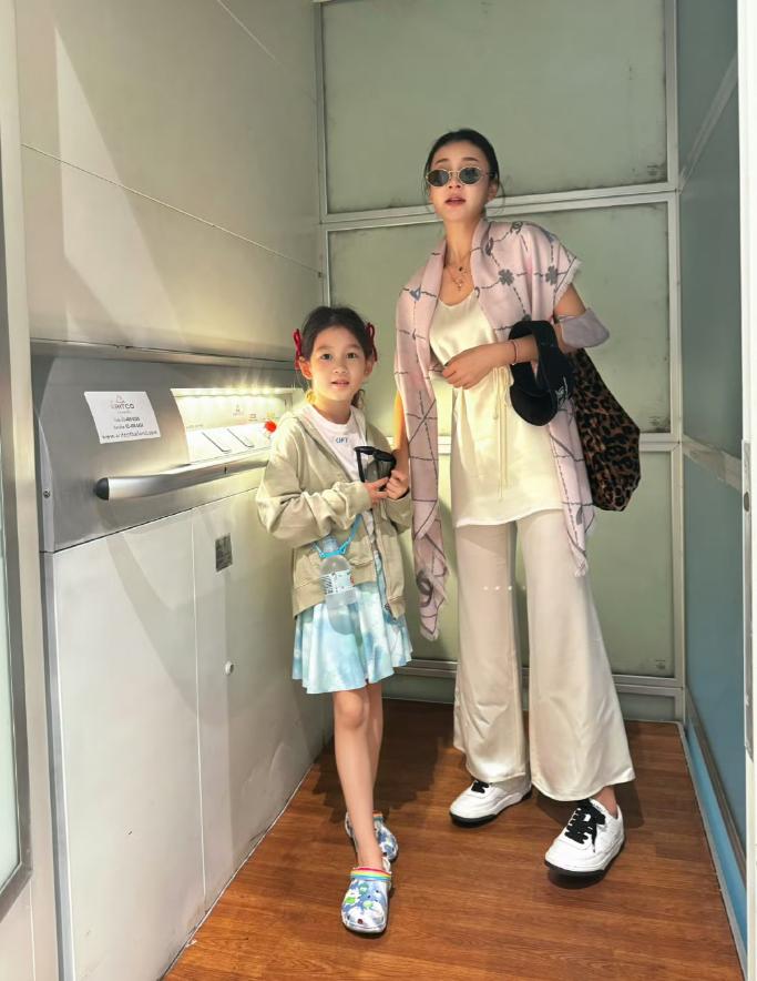 和曹云金离婚六年：唐菀息影六年，女儿长大，而曹云金人气越来越高。
 
曹云金婚前