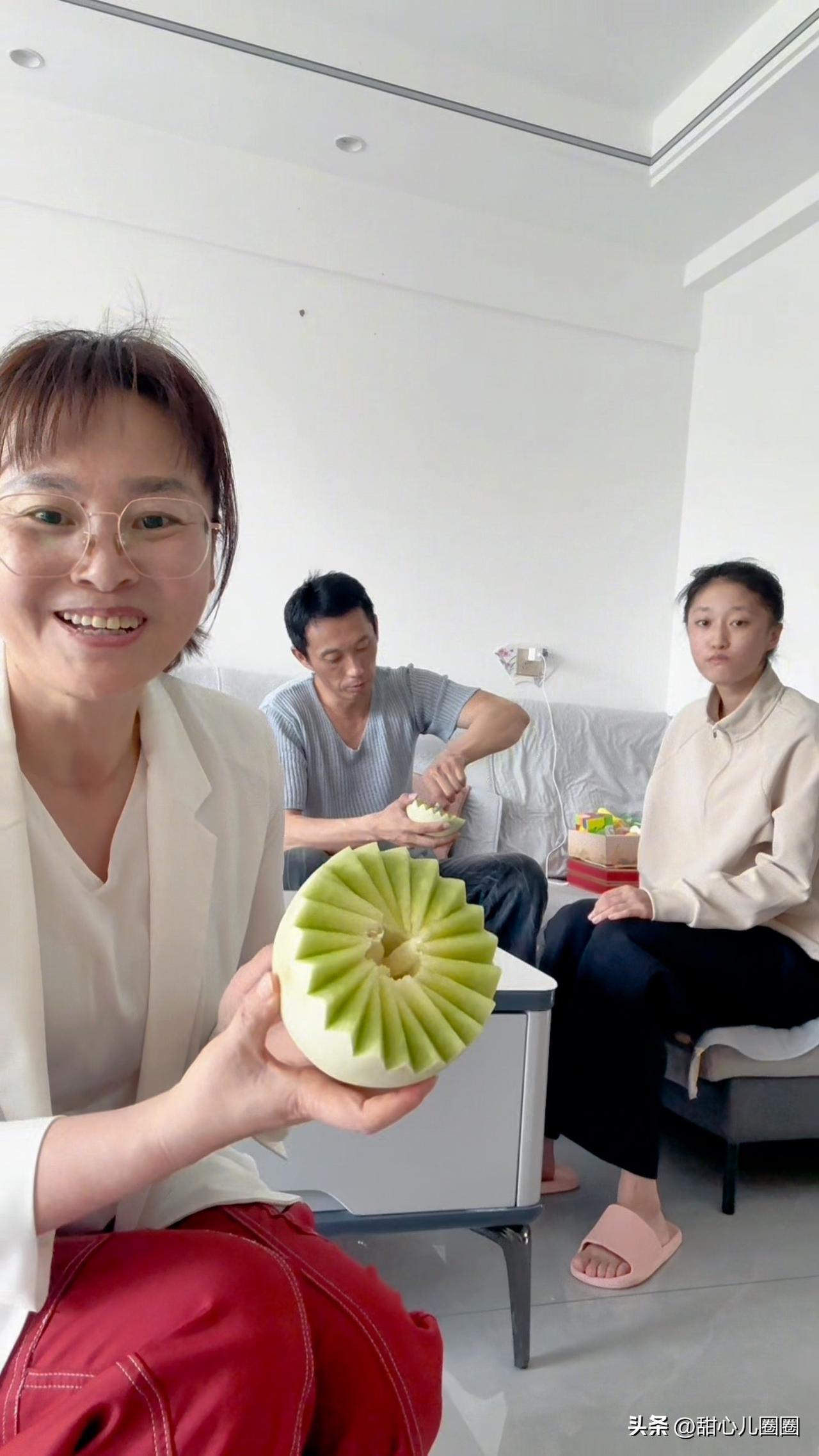 这画面好温馨，菲儿，菲妈，菲爸好幸福啊，菲儿给妈妈喂甜瓜，给爸爸喂甜瓜，甜在嘴巴