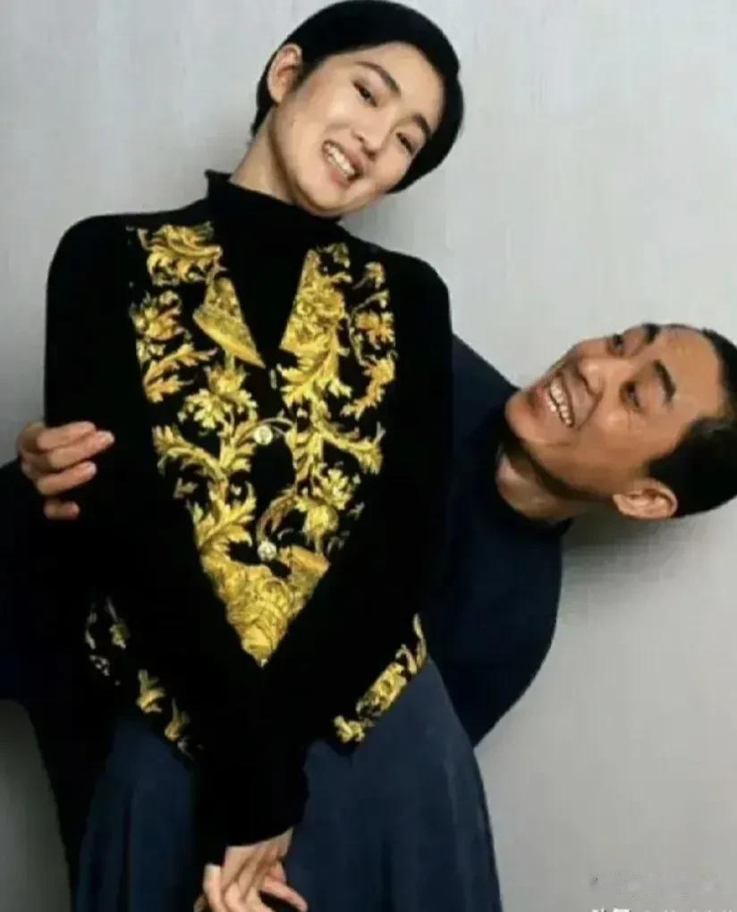其实张艺谋年轻时，也是一个很阳光很爱玩的大男生，不像现在看起来这么内敛和严肃，其