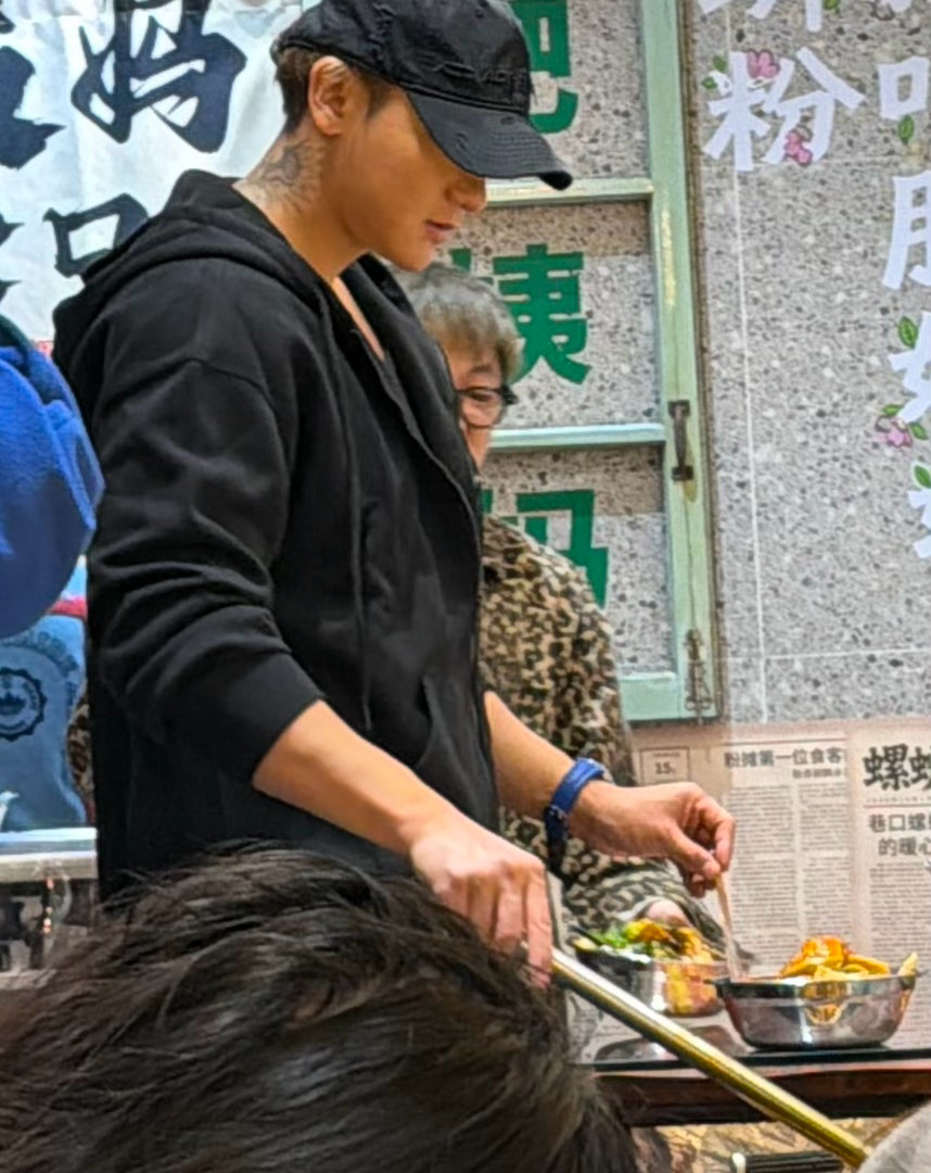 谁还没看黄子韬徐艺洋的押韵互怼名场面！徐艺洋吐槽黄子韬没押韵 直播、吃饭、拍vl