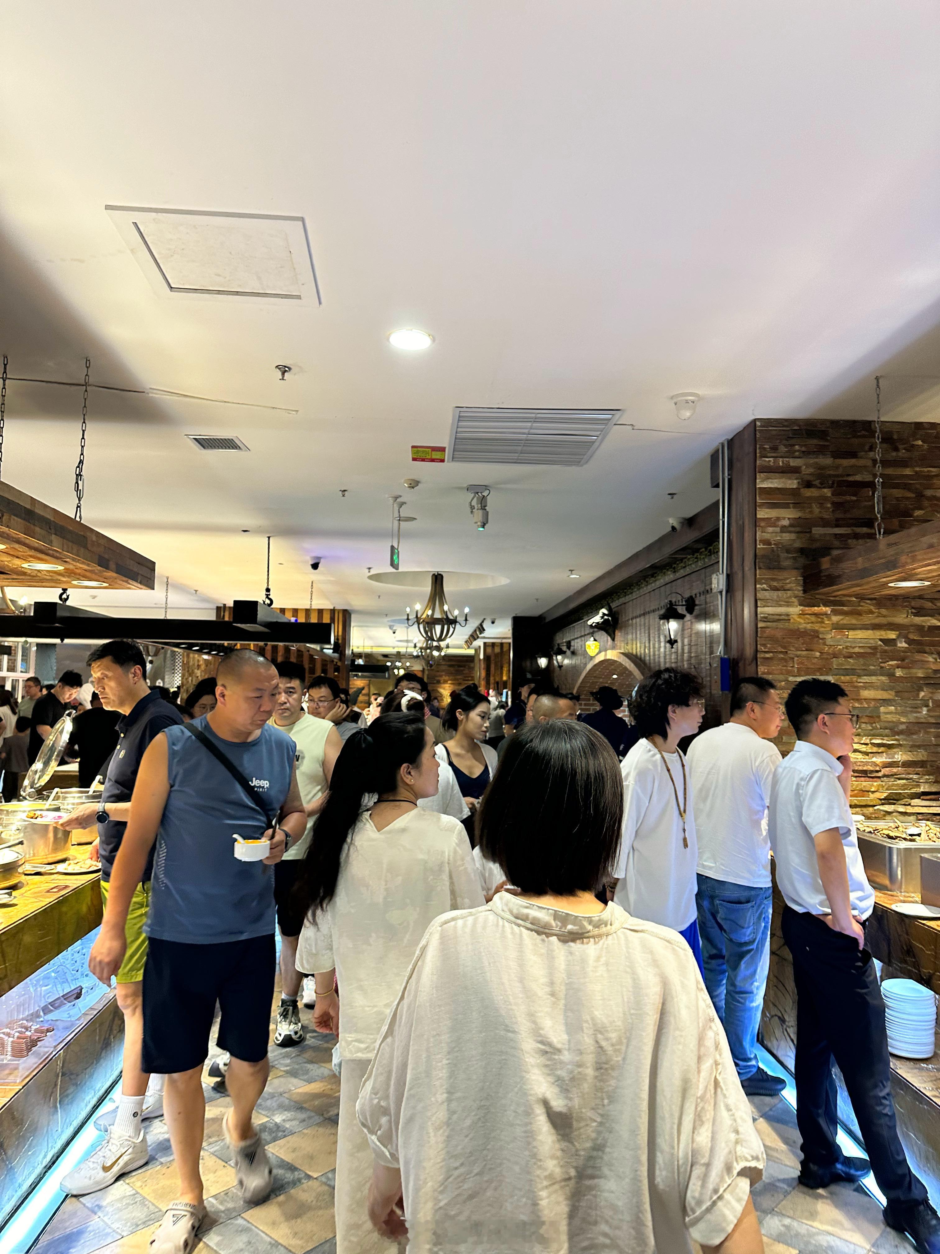 外甥中考成功上岸，上周一约着来张店吃饭。我原本准备请他去吃淄博价位最贵的自助餐庆