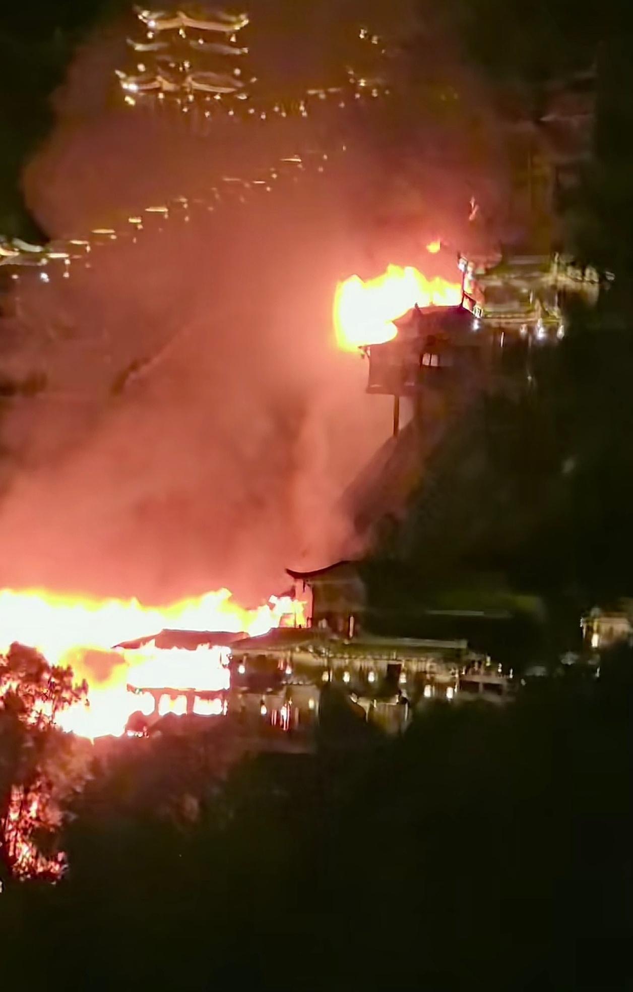 天呐，望仙谷发生火灾了？最近天气真的非常干燥，这么有名的景区发生这么大的火灾，希