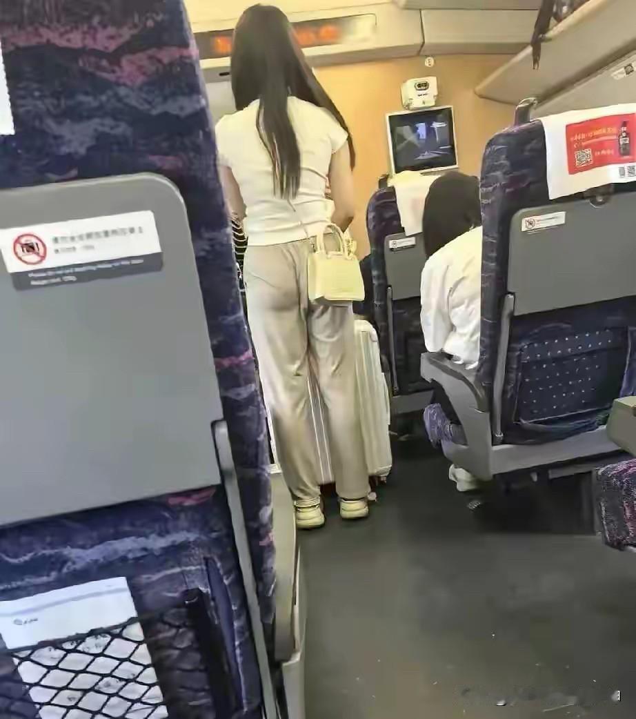 强迫症，看着挺难受的，要不要帮她扯出来？[黑线][黑线]