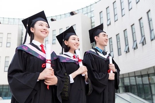笑点低的人读不了研究生日常开题汇报、小组研讨氛围严肃，师兄师姐闲聊、导师随口举例