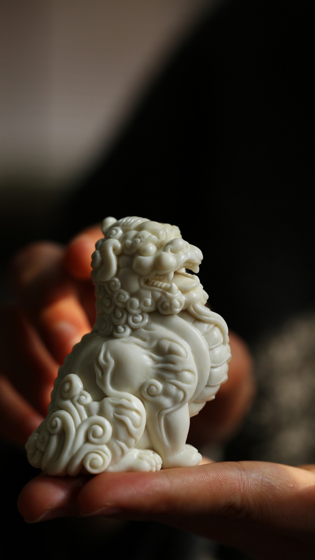 鹿角【狻猊】把件质感凝润，全手雕制；狻猊体态饱满，身披瑞焰，神韵威武凛然，把玩霸