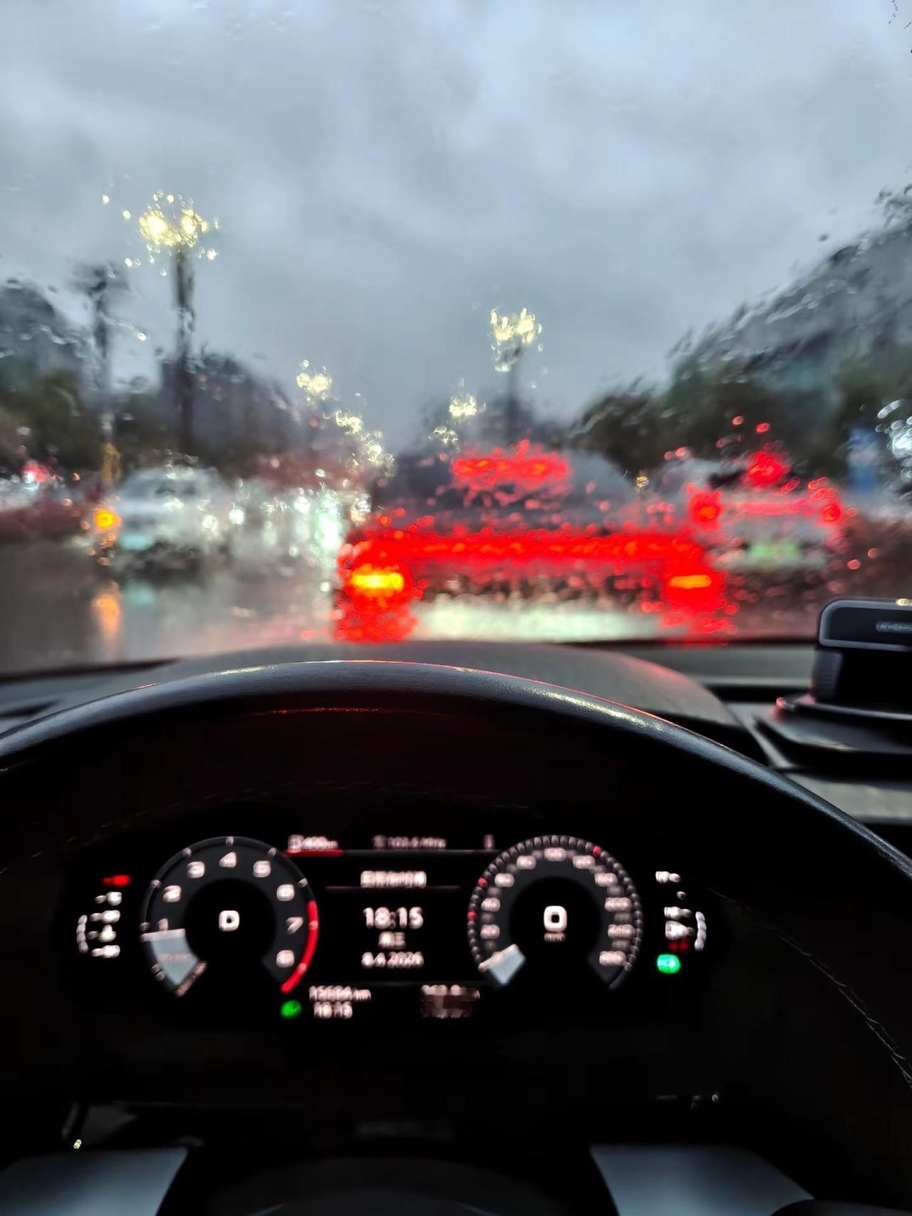 车里听雨❤️不喜欢下雨天，却喜欢听下雨的声音🍵                