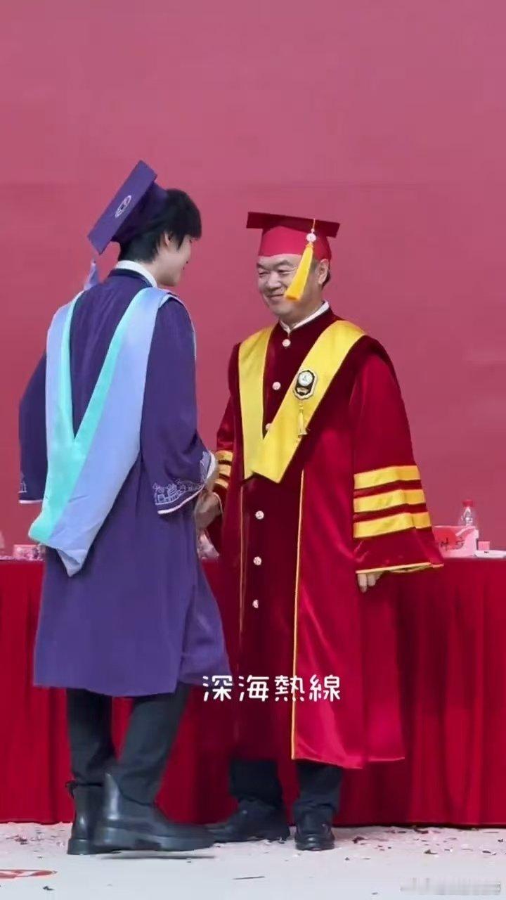 贺峻霖21岁最后一天贺峻霖的平均学分绩点毕业典礼结束，也就和二十一岁彻底说再见，