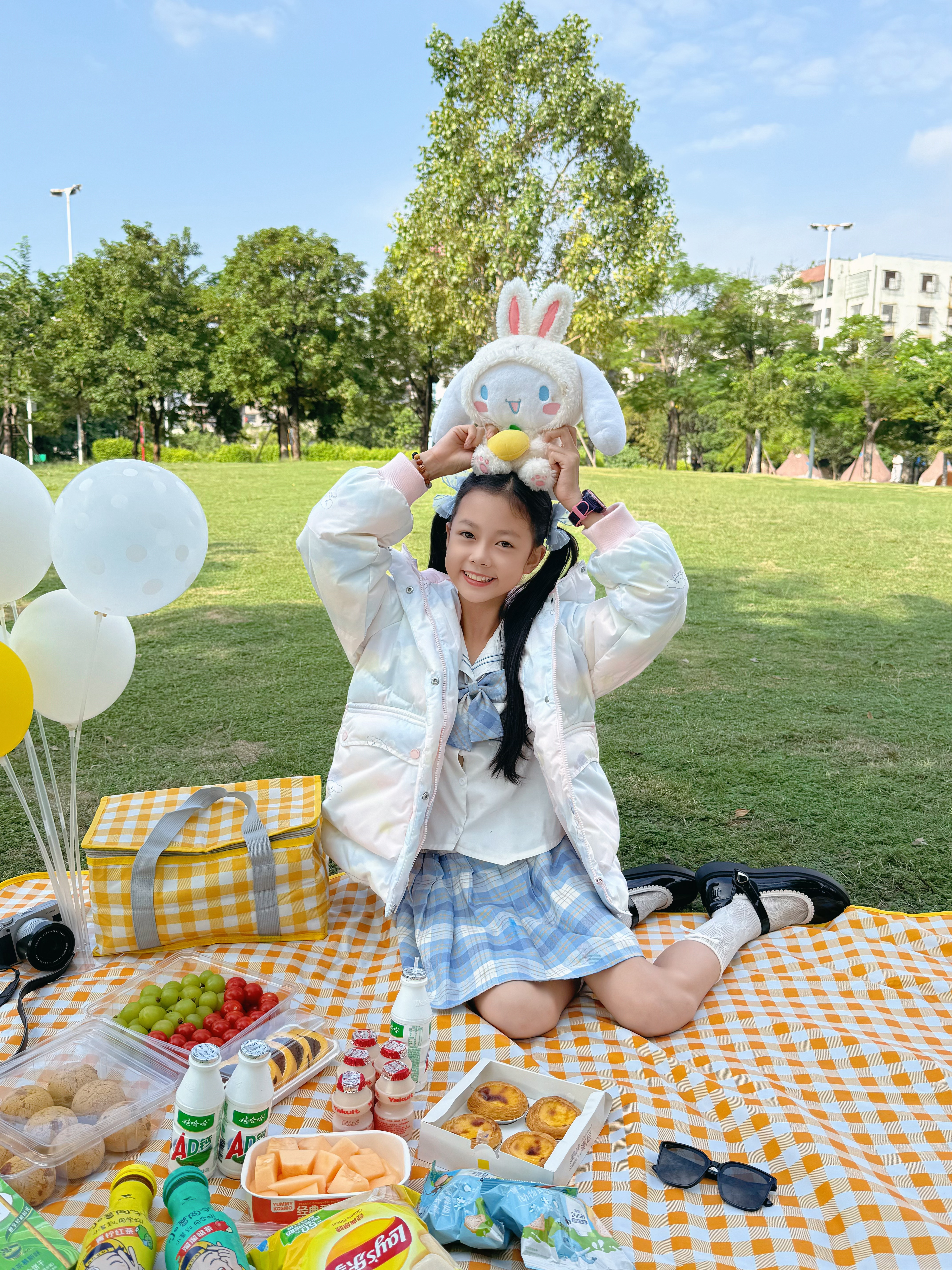 ☀️天气出奇地好带两小只👭去公园野餐📷出片秘诀：五颜六色的美食🍟+气球🎈