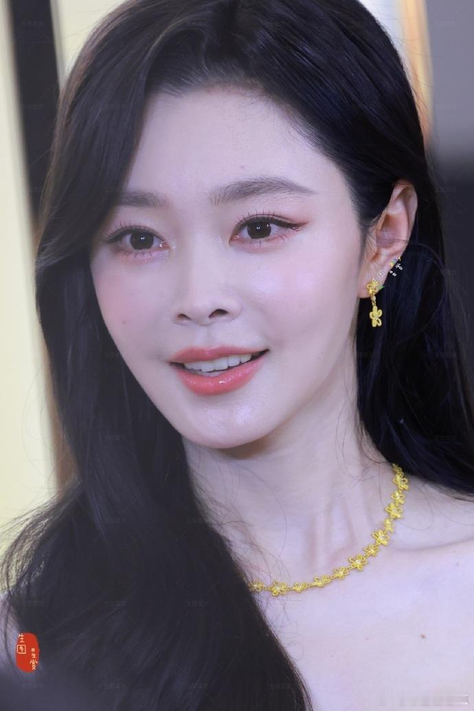 宋轶上海线下活动生图宋轶上海线下活动生图，怼脸拍状态都这么好宋轶怼脸拍状态